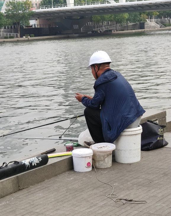 广州男子钓了条大鲫鱼，鱼肉里有许多白点，男子犹豫：这能吃吗？